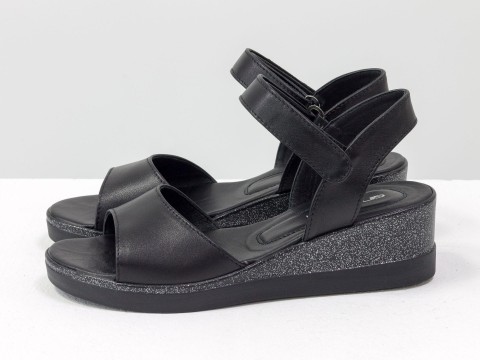 Черные босоножки из кожи с текстурой питон на танкетке,  С-2019-06