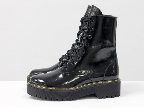Женские  ботинки из натуральной лаковой кожи на тракторной подошве в стиле Dr. Martens, Б-2069-06