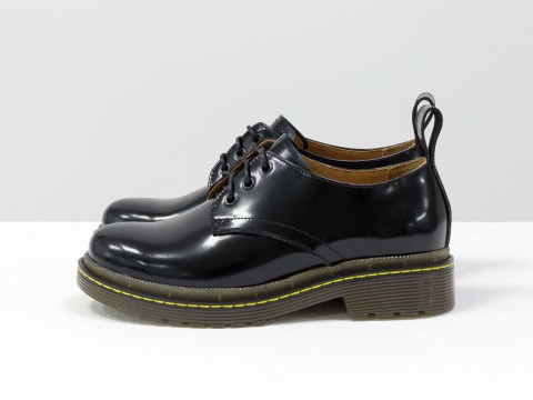 Женские туфли дерби в стиле Dr. Martens, выполнены из натуральной кожи черного цвета "матовый лак", на утолщенной тракторной подошве, с характерной желтой отстрочкой, Т-2048-01