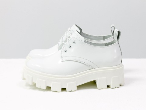 Женские туфли дерби в стиле Dr. Martens, выполнены из натуральной кожи белого цвета "матовый лак", на утолщенной тракторной подошве, Т-2048-02