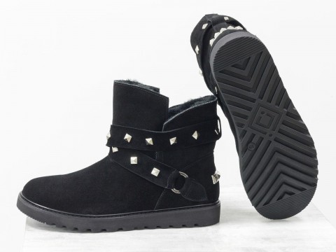 Женские зимние сапожки UGG из замши черного цвета с ремешками