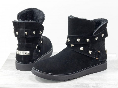 Женские зимние сапожки UGG из натурального замша черного цвета украшены ремешками