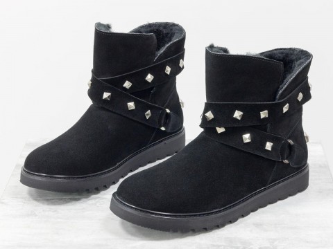 Женские зимние сапожки UGG из натурального замша черного цвета украшены ремешками