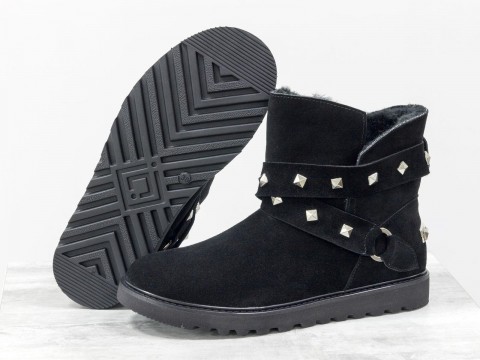 Женские зимние сапожки UGG из натурального замша черного цвета украшены ремешками