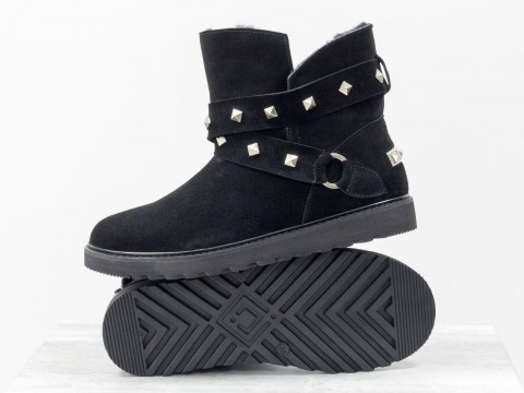 Женские зимние сапожки UGG из натурального замша черного цвета украшены ремешками