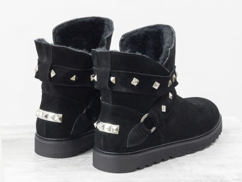Женские зимние сапожки UGG из натурального замша черного цвета украшены ремешками