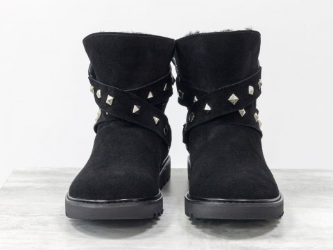 Женские зимние сапожки UGG из натурального замша черного цвета украшены ремешками