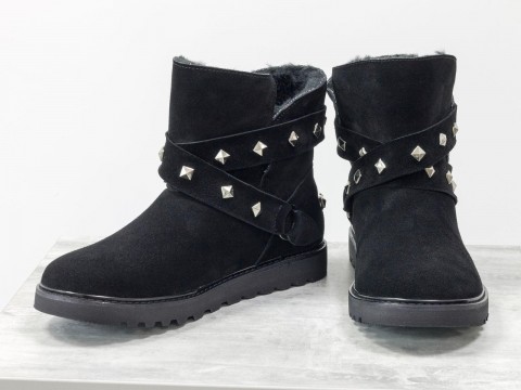 Женские зимние сапожки UGG из натурального замша черного цвета украшены ремешками