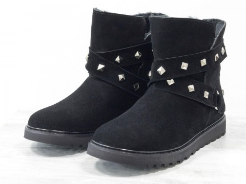 Женские зимние сапожки UGG из натурального замша черного цвета украшены ремешками
