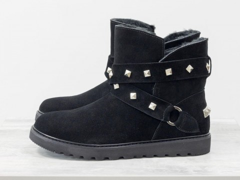 Женские зимние сапожки UGG из натурального замша черного цвета украшены ремешками