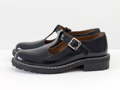 Женские туфли в стиле Dr. Martens  из натуральной лаковой кожи черного цвета на утолщенной тракторной подошве, с характерной желтой отстрочкой, Т-2054-02